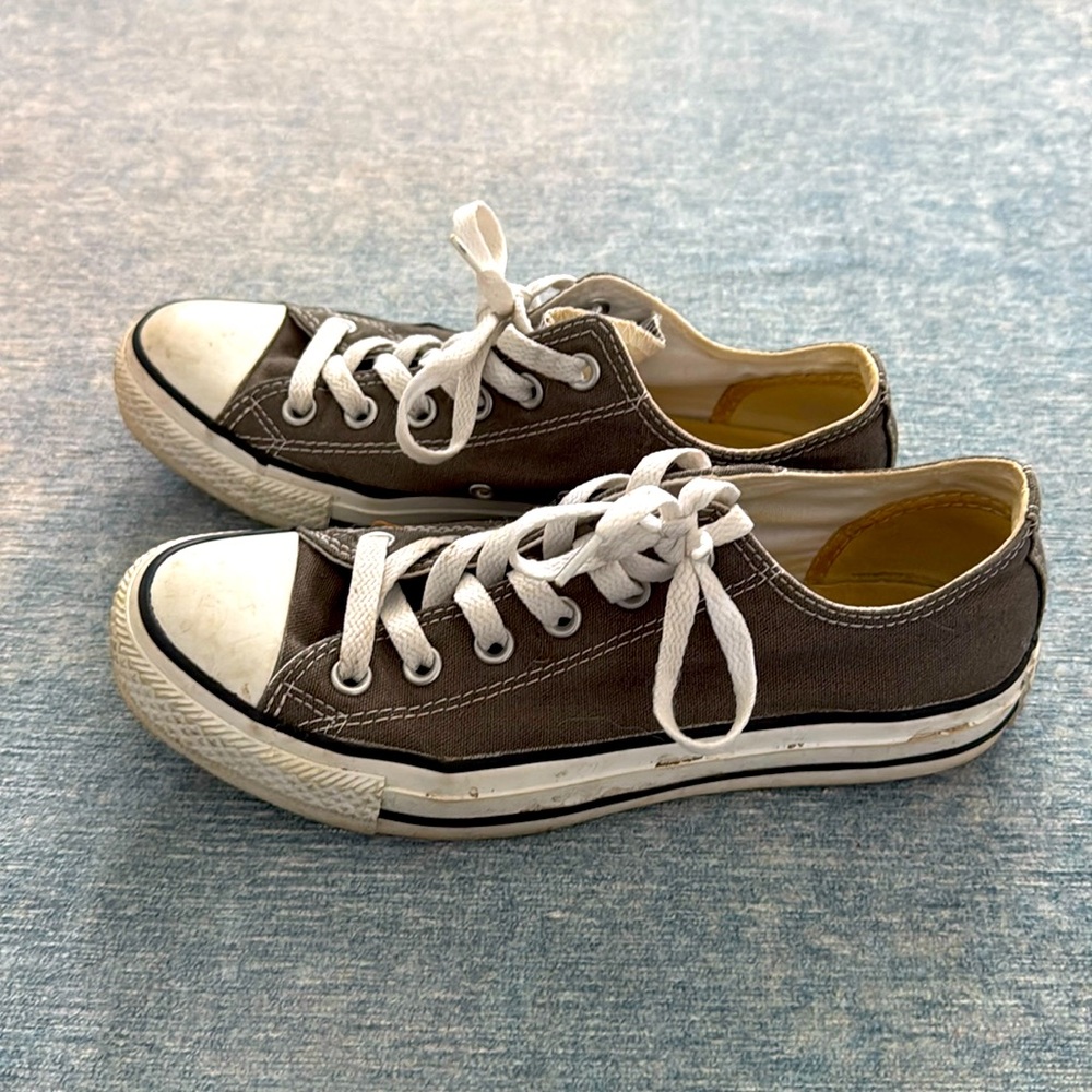Size 8 gray converse shoes